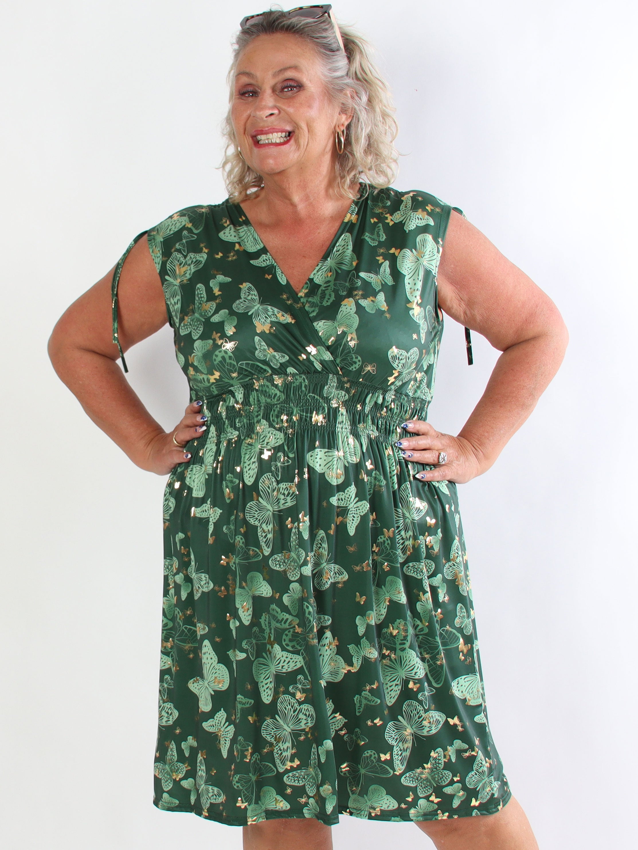 Pams Butterfly Sleeveless Short - Plus size kjole med sommerfugleprint og smock i livet